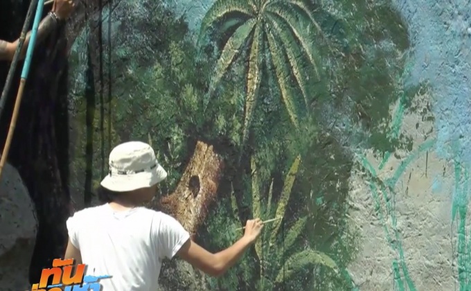 วาดภาพต้นไม้เติมธรรมชาติให้ลิงในสวนสัตว์