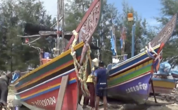 ประมงพื้นบ้าน จ.สงขลา หยุดหาปลา หลังเผชิญมรสุมอ่าวไทย