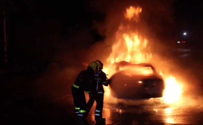 เยาวชนขับรถสปอร์ตพุ่งชนท้ายรถบรรทุกไฟลุกท่วม