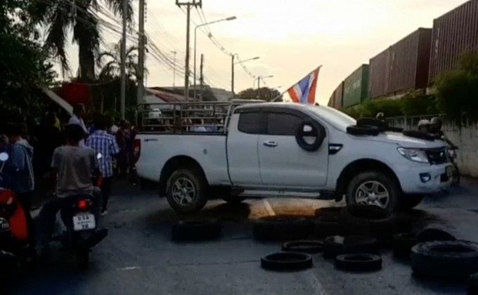 ชาวบ้านรวมตัวปิดถนน อ้างถูกนายทุนกลั่นแกล้ง