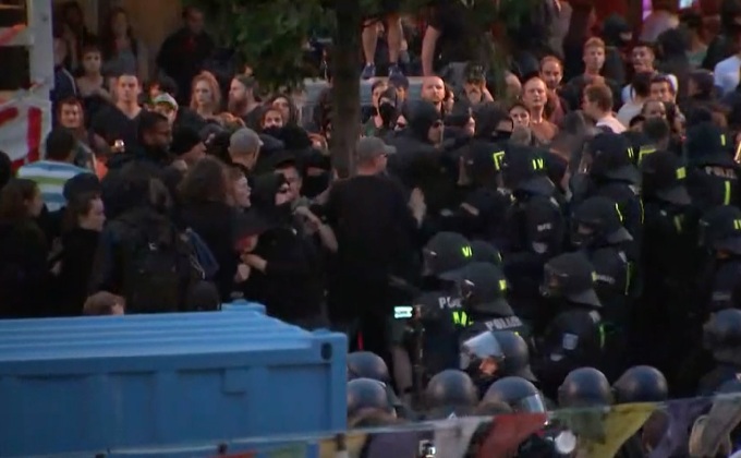 ผู้ประท้วงปะทะตำรวจระหว่างการประชุมสุดยอดผู้นำ G20