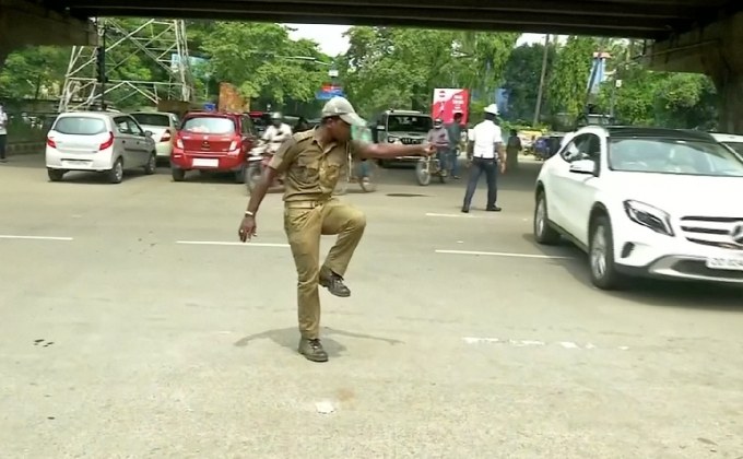 จราจรอินเดียโชว์ลีลาโบกรถ หวังลดอุบัติเหตุ