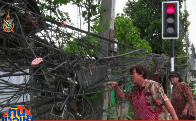 ชาวบ้านเดือดร้อนสายเคเบิลขวางหน้าบ้าน