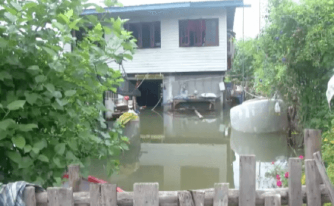 หลายพื้นที่ยังคงมีน้ำท่วมสูง