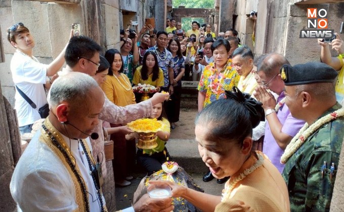 หยุดยาว! นทท. แห่ให้กำลังใจทหารฐานปฎิบัติการ “ปราสาทตาเมือนธม” พร้อมมอบสิ่งของเป็นขวัญกำลังใจ