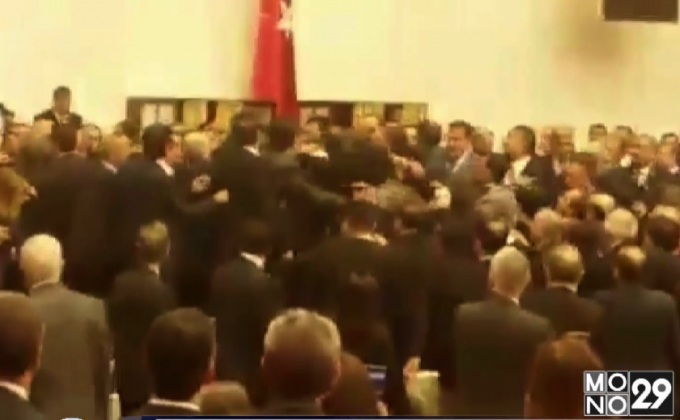 เกิดเหตุตะลุมบอนระหว่างลงมติแก้รัฐธรรมนูญตุรกี