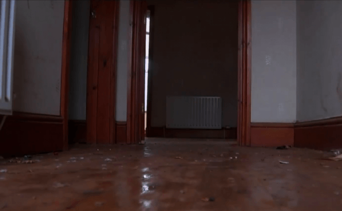 ผู้ประสบภัยน้ำท่วมในอังกฤษเริ่มทำความสะอาดที่พัก