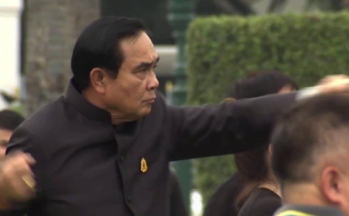 นายกฯ ใส่ชุดผ้าไหม นำข้าราชการออกกำลังกาย ที่หน้าทำเนียบฯ