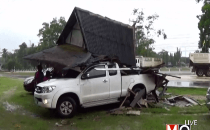 กระบะพุ่งชนศาลาริมทางคนหลบฝนเจ็บ