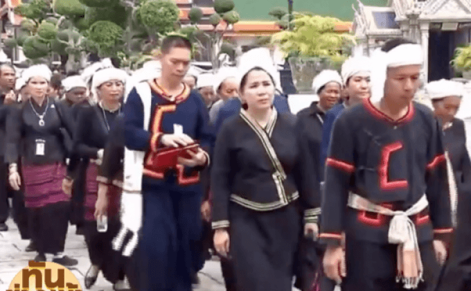 ประชาชนทยอยฝ่าสายฝน เข้าสักการะพระบรมศพ