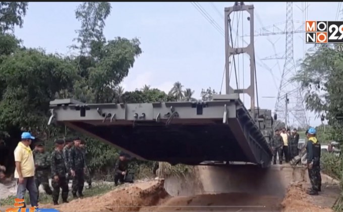 ทหารเร่งติดตั้งสะพานชั่วคราวช่วยน้ำท่วม จ.ประจวบฯ