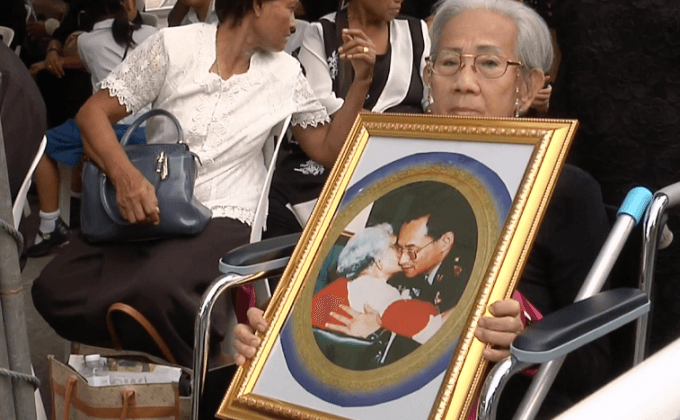 ประชาชนเข้าสักการะพระบรมศพ ต่อเนื่องเป็นวันที่ 3