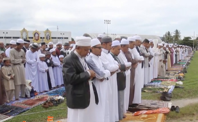 ชาวไทยมุสลิม ร่วมพิธีละหมาดวันฮารี​รายอ