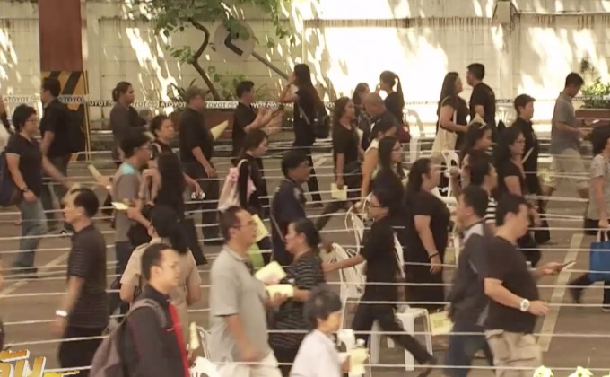 ประชาชนแห่ซื้อเข็มที่ระลึกพระราชพิธีฯ