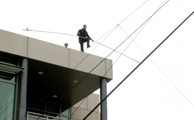 นักไต่ลวดโชว์ท้ามฤตยูเรียกน้ำย่อย