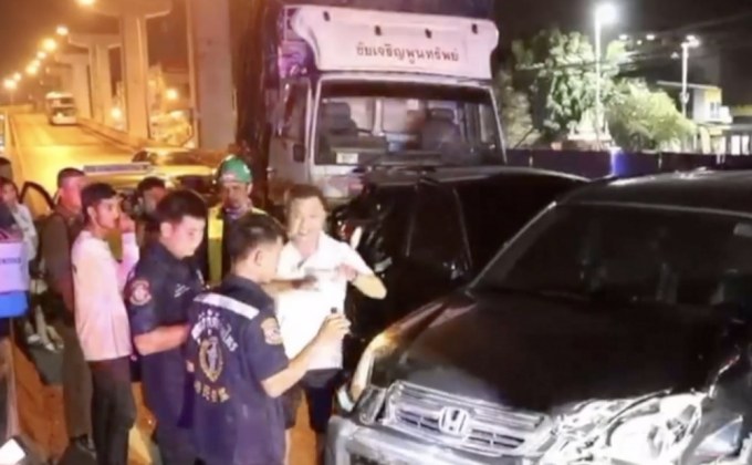 10 ล้อเบรกแตกชน 8 คันรวด