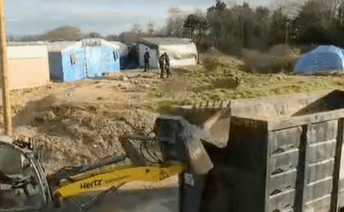 ตำรวจเดินหน้ารื้อถอนเต็นท์ผู้อพยพในฝรั่งเศส