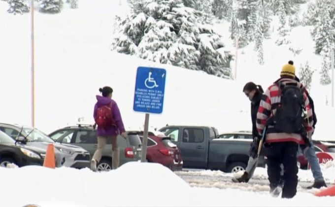 หิมะตกผิดฤดูในสหรัฐฯ