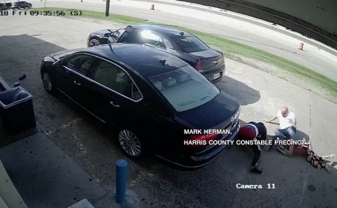 นาทีระทึก โจรกระชากกระเป๋าหลังถอนเงินจากแบงก์