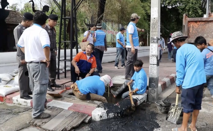 ลอกท่อระบายน้ำรับมือฝนตกหนัก จ.เชียงใหม่