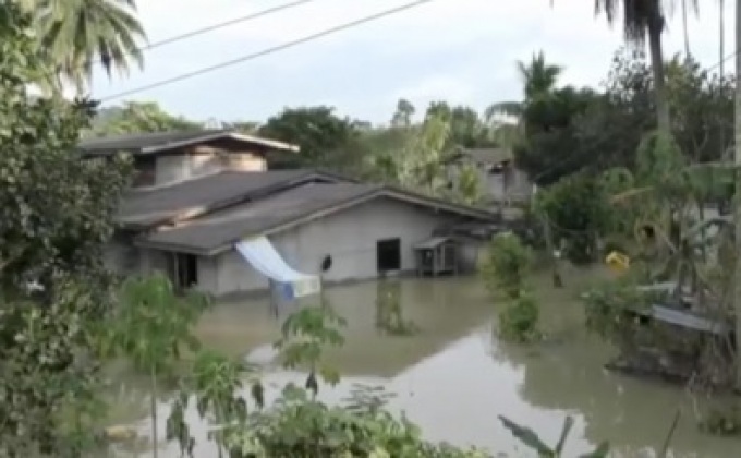 น้ำทะลักท่วมบ้านเรือน จ.ตรัง หลังพนังกั้นน้ำพัง