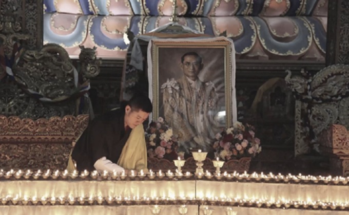 ‘กษัตริย์จิกมี’ โปรดเกล้าฯจัดพิธีสวดมนต์ ถวายในหลวง ร.9