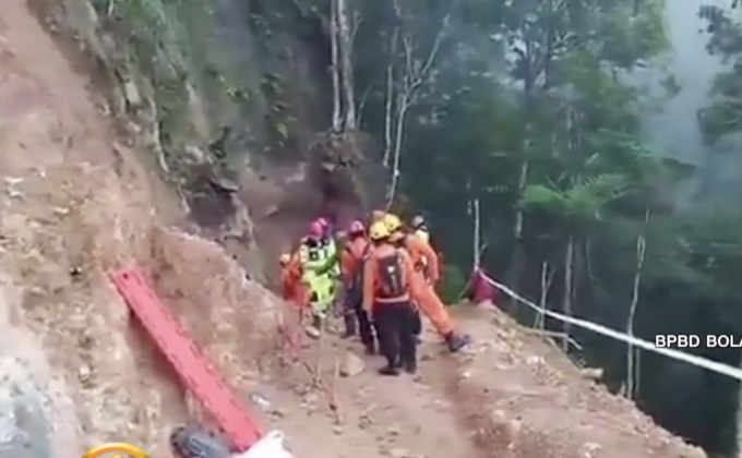 เหมืองทองถล่มในอินโดนีเซีย