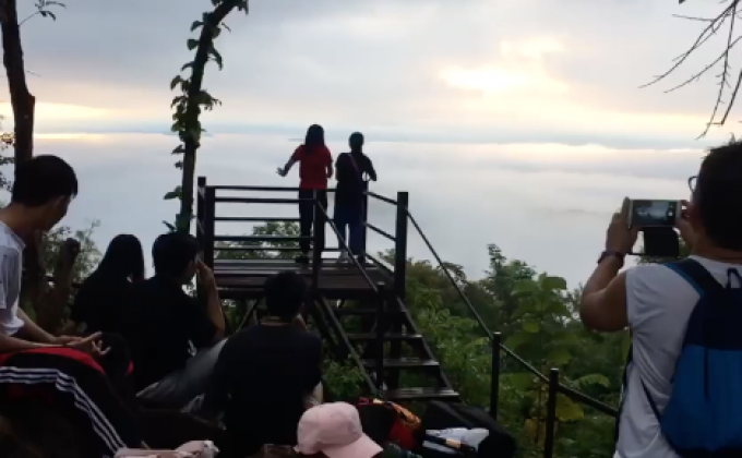 นักท่องเที่ยวแห่ชมทะเลหมอกรับอากาศหนาว