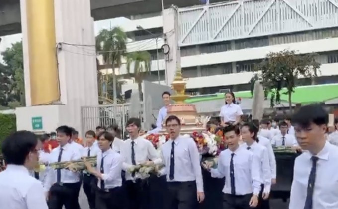 จับตาขบวนพาเหรดล้อการเมืองฟุตบอลจุฬาฯ-มธ.