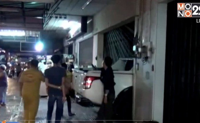 กระบะป้ายแดงพุ่งชนร้านบะหมี่ จ.ชลบุรี