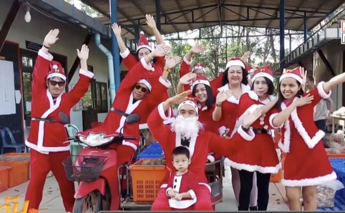 จนท.สวนสัตว์สวมชุดซานตาคลอสแจกอาหารสัตว์