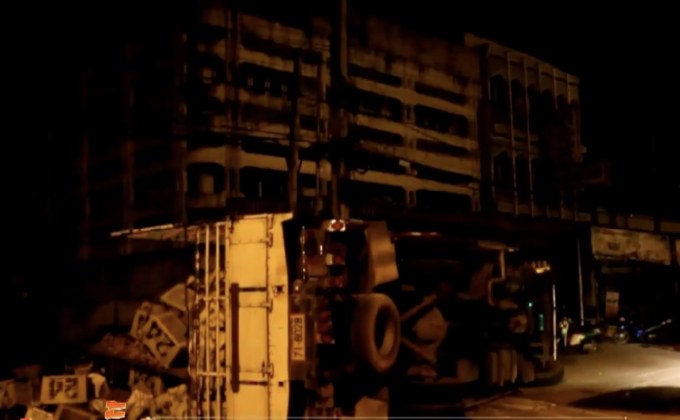 รถสิบล้อเสียหลักพุ่งชนร้านค้าริมทาง จ.ลำปาง