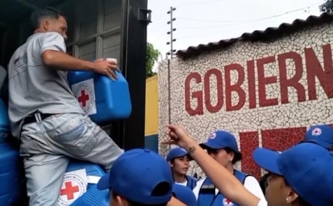 ​เจ้าหน้าที่กาชาดนำสิ่งของบรรเทาทุกข์มามอบให้ชาวเวเนฯ