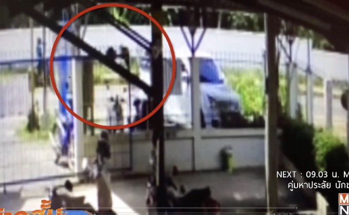 ขโมยนกกรงหัวจุกแขวนไว้หน้าร้านเสริมสวย