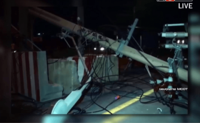 รถโม่ปูนเกี่ยวเสาไฟฟ้าล้ม 43 ต้น