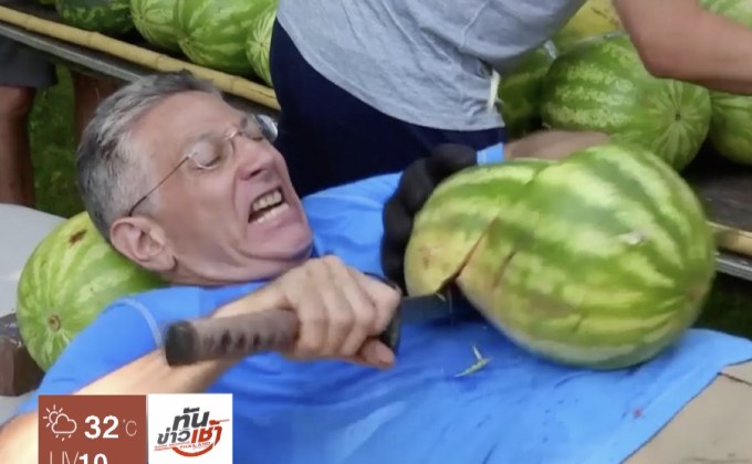 สถิติโลกผ่าครึ่งแตงโมบนท้องของตัวเองในเวลา 1 นาที