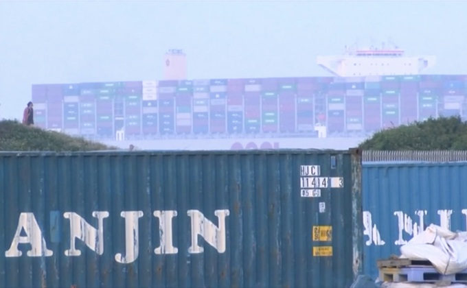 เรือขนตู้สินค้าที่ใหญ่ที่สุดในโลกเดินทางถึงอังกฤษ