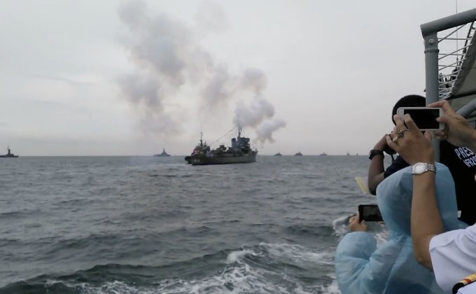 นายกฯ เป็นประธานสวนสนามทางเรือ นายกฯ เป็นประธานสวนสนามทางเรือ