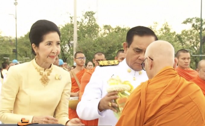 นายกฯนำทำบุญตักบาตรเฉลิมพระชนมพรรษา ร.10