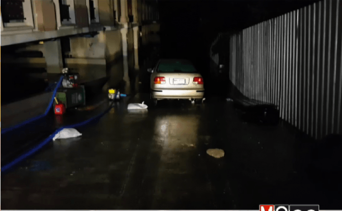 ระบายน้ำท่วมชั้นใต้ดินคอนโดหรู จ.นนทบุรี