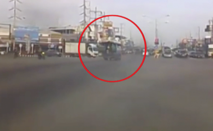 สั่งปรับ-พักใบขับขี่ รถรับส่งนักเรียนฝ่าไฟแดง