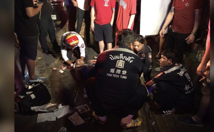 วัยรุ่นปาระเบิดเพลิงใส่คนขี่รถ จยย. อาการสาหัส