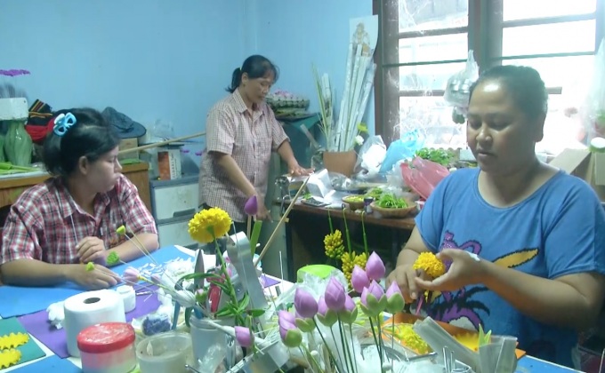 ประดิษฐ์ดอกดาวเรืองจากดิน สื่อถึงความจงรักภักดี