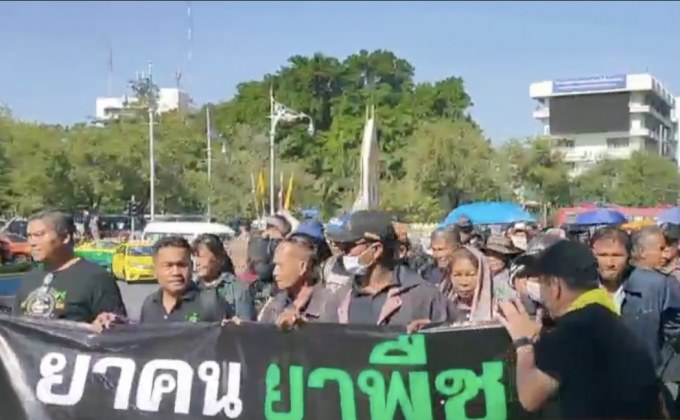 ม็อบชุดดำค้านแบน 3 สารเคมี ชุมนุมทำเนียบ