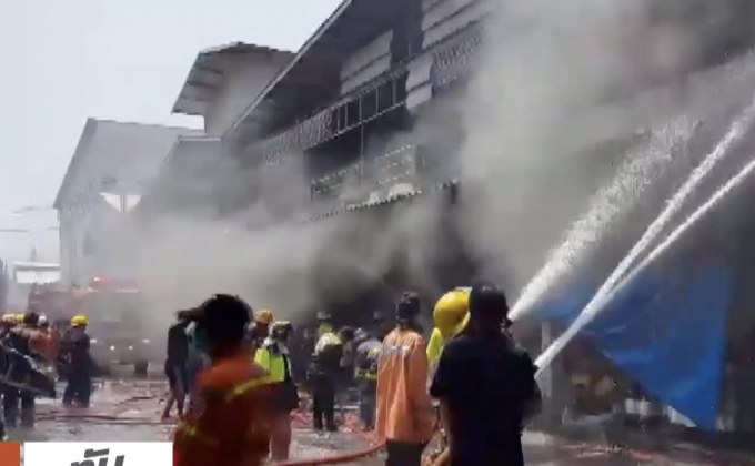 นาทีระทึก! ไฟไหม้โรงงานทำอวน จ.สมุทรปราการ