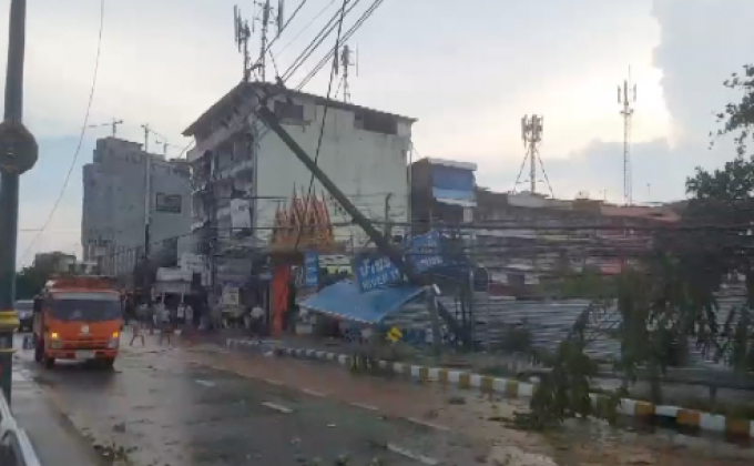 พายุฝนถล่มนนทบุรี ทำเสาไฟฟ้าล้ม 15 ต้น