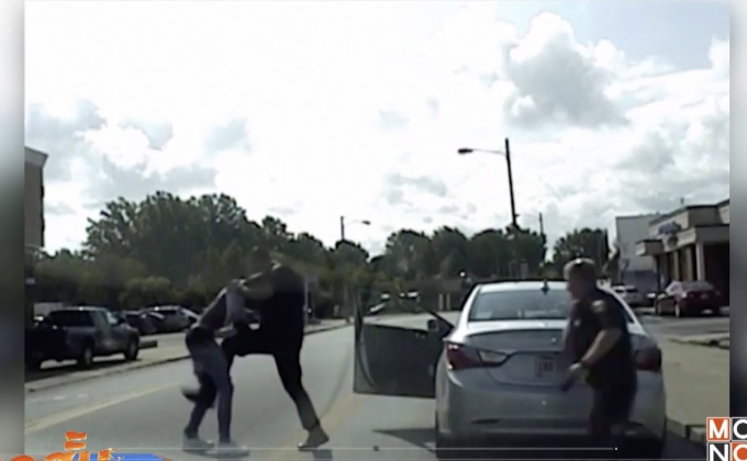 คลิปตำรวจผิวขาวชกหน้าชายผิวสีในสหรัฐฯ