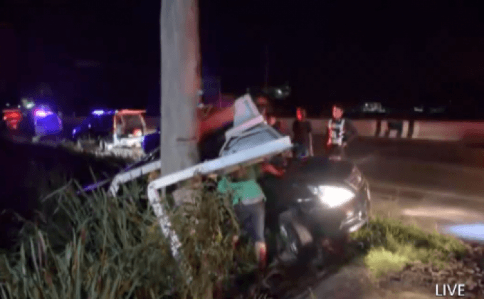 อุบัติเหตุรถเก๋งพุ่งชนต้นไม้ข้างทางคนขับดับ