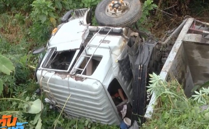 ฝนตกหนัก รถเสียหลักตกข้างทาง 2 ราย จ.ยะลา