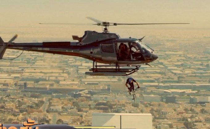 โชว์ปั่นจักรยาน BMX กระโดดจากเฮลิคอปเตอร์